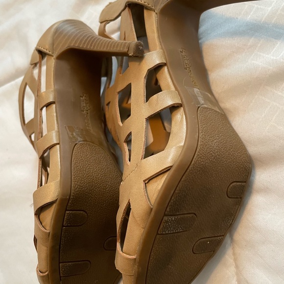 Cute heels with cut out pattern style!! - Picture 6 of 7